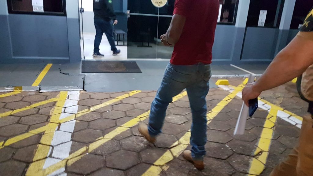 Após bater em mulher com uma pá durante briga de casal, homem é detido