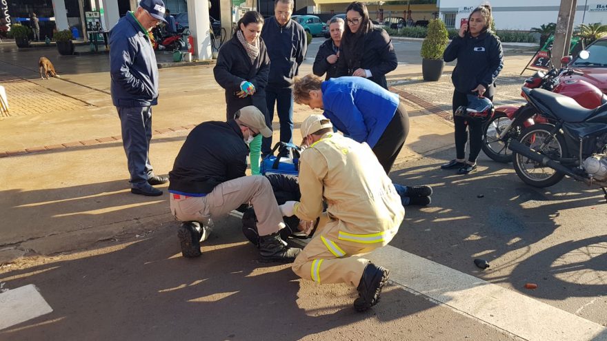 Motociclista fica ferida após atingir traseira de BMW na Avenida Brasil