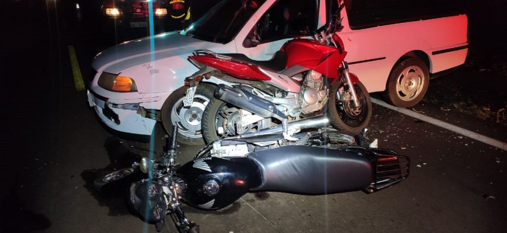 Condutor de Saveiro é detido por embriaguez ao colidir com motos conduzidas por adolescentes