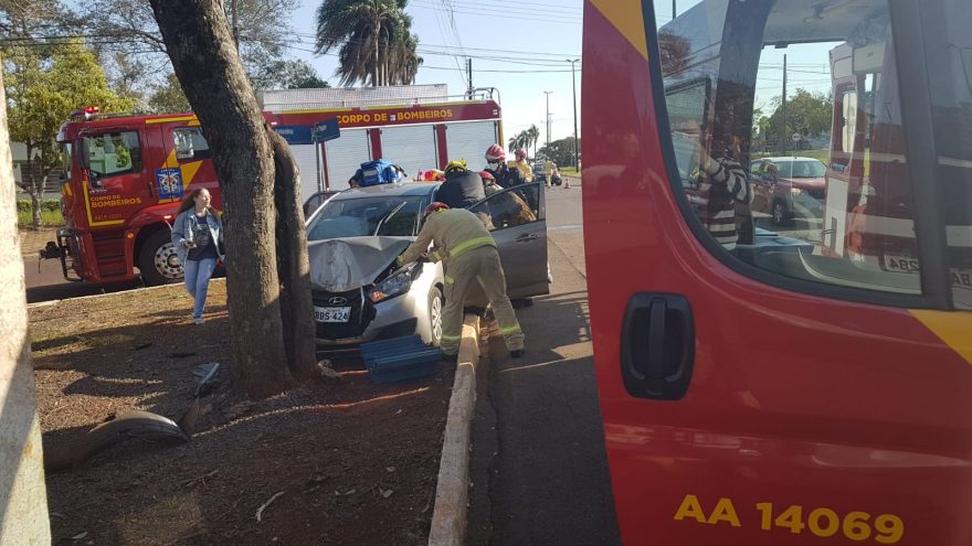Após colisão com Corolla, HB20 é jogado contra árvore e motorista fica ferida