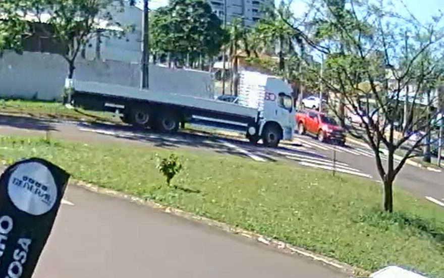 Capotamento na Avenida Brasil: Vídeo mostra momento em que caminhão atinge L200