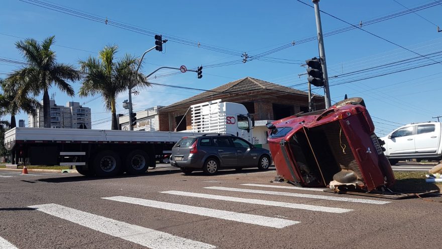 Colisão seguida de capotamento é registrada na Avenida Brasil, no Coqueiral
