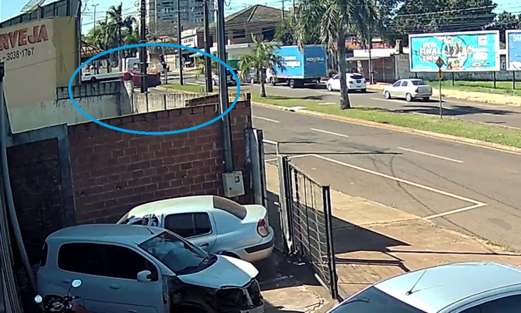 Outro ângulo: caminhonete capota em acidente na Av. Brasil
