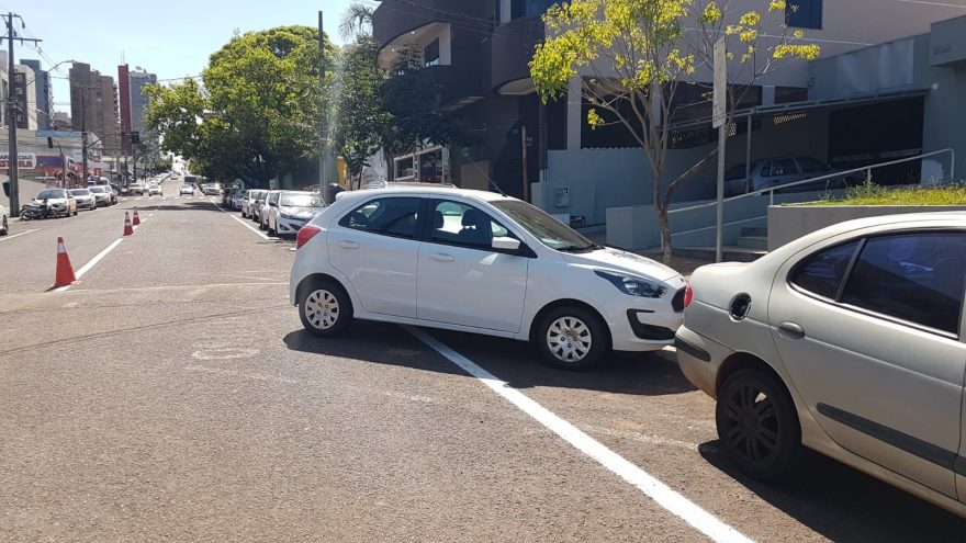 Motoristas desatentos têm veículos removidos ao estacionarem em desacordo com nova determinação