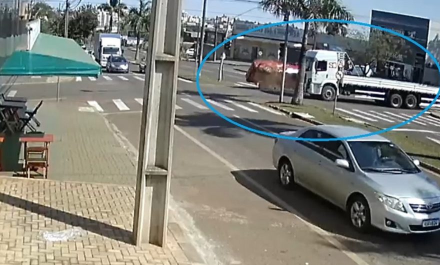 Impressionante: câmera registra momento exato em que caminhão atinge camionete