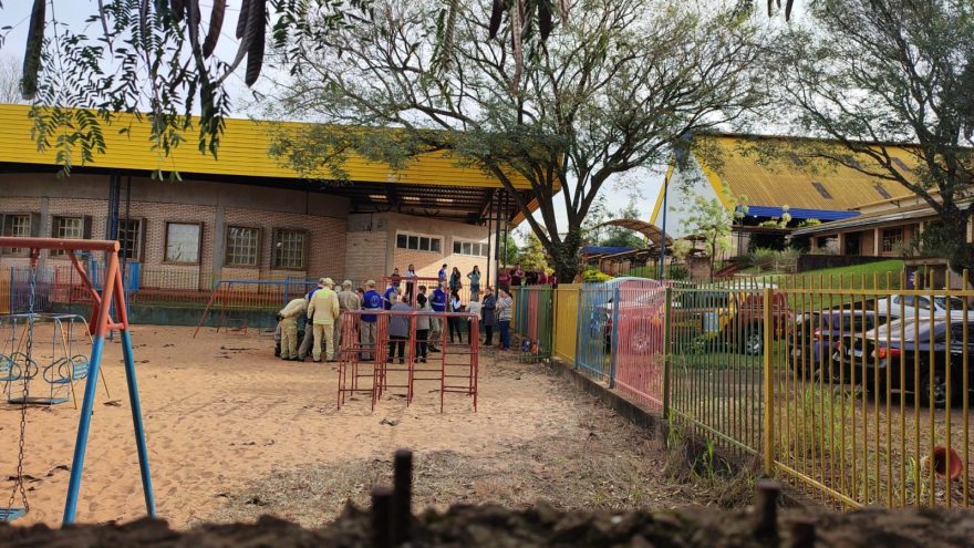 Criança sofre fratura exposta após prender os dedos em um brinquedo