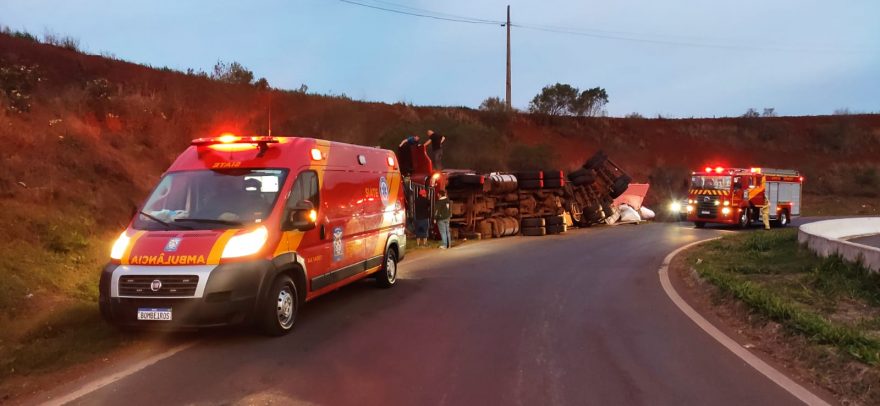 Caminhoneiro fica encarcerado após tombamento de carreta no Contorno Oeste