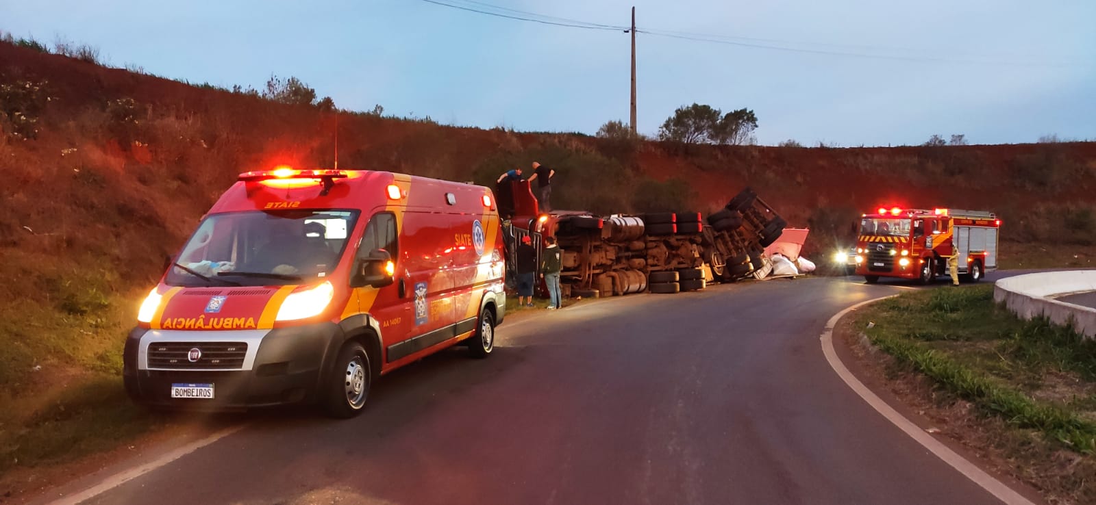 Caminhoneiro Fica Encarcerado Após Tombamento De Carreta No Contorno ...