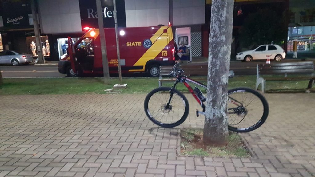 Colisão entre bicicleta e motoneta deixa mulher ferida