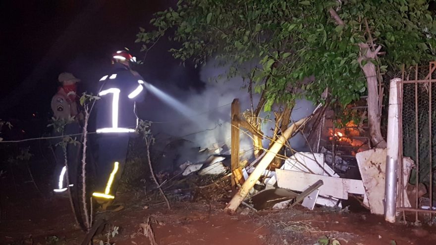 Corpo de Bombeiros é acionado para combater incêndio em entulhos no Guarujá