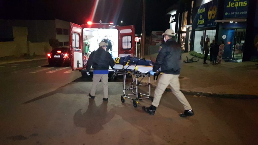 Ciclista colide contra porta de loja e fica ferido