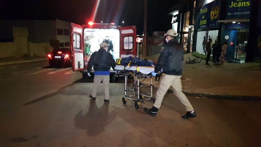 Ciclista colide contra porta de loja e fica ferido