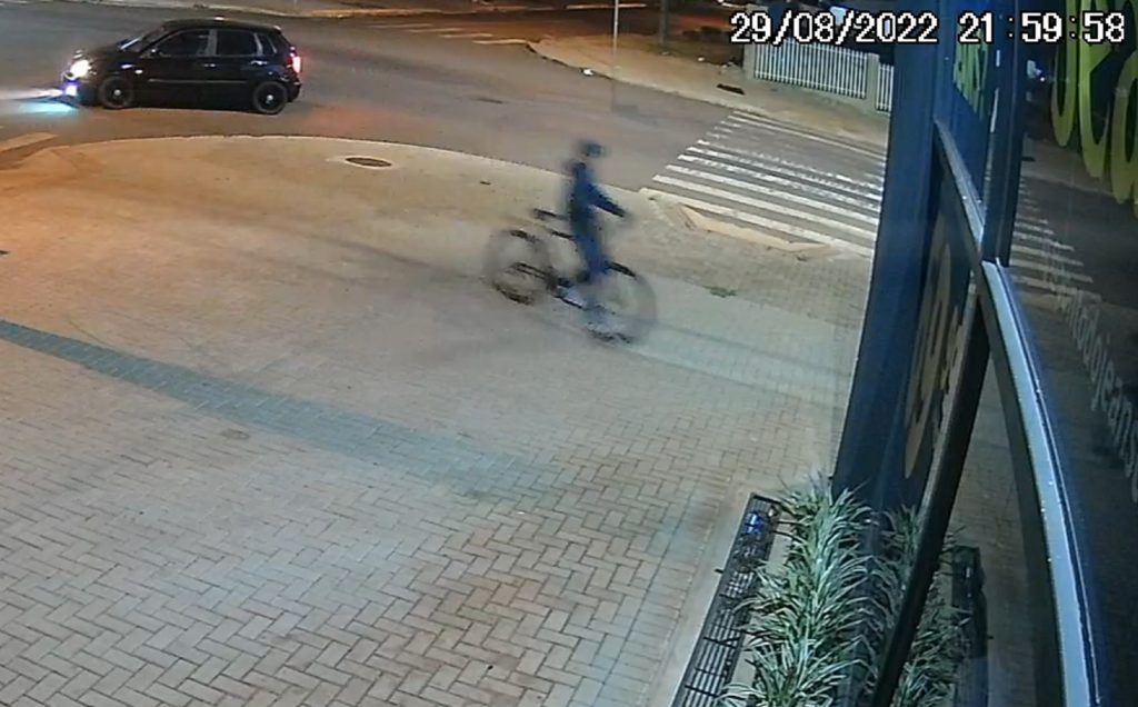 Veja: ciclista perde controle da bike e colide contra porta de loja