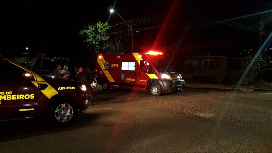 Jovem fica ferida ao colidir moto na lateral de transporte coletivo, no Bairro Brasmadeira