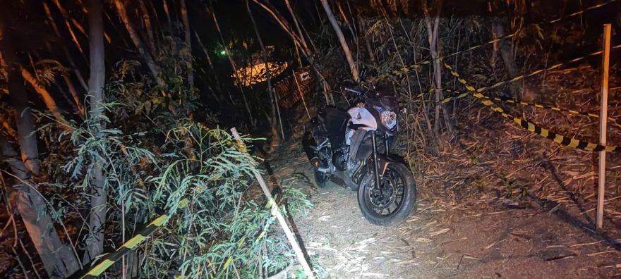 Vigilantes encontram moto furtada nos fundos da Unioeste; guincho da PM recolheu o veículo