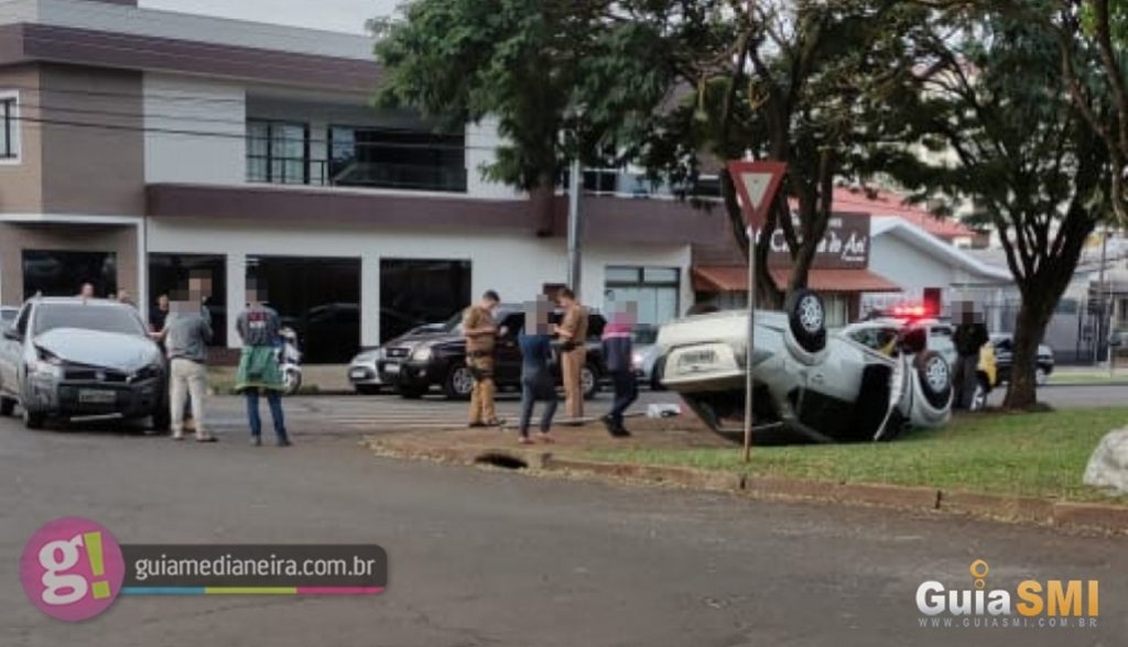 Veículo capota após acidente no Bairro São Cristóvão