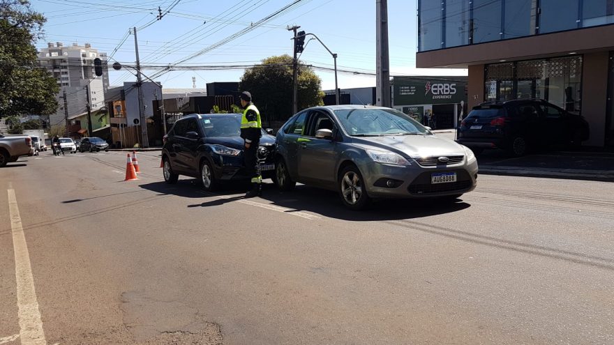 Creta e Focus se envolvem em colisão no Centro