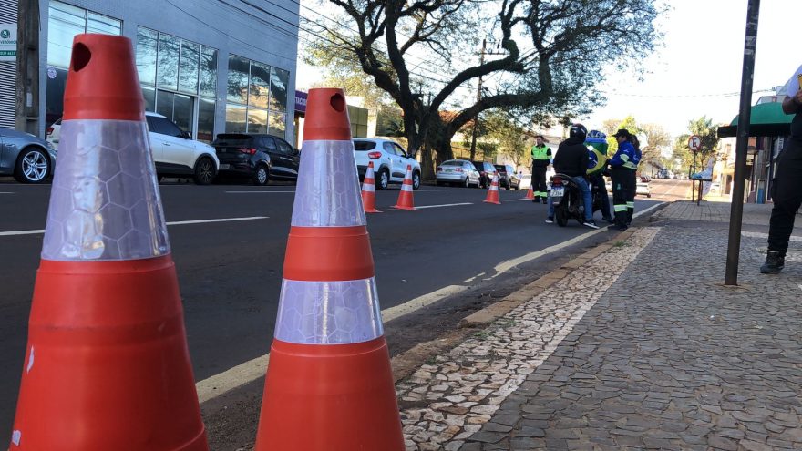 Transitar orienta motociclistas sobre o uso do capacete