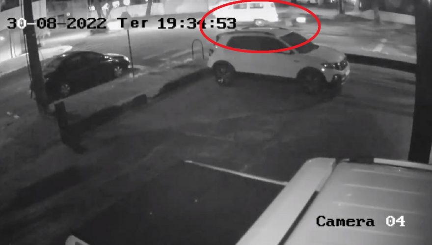 Câmera registra acidente entre Kombi e motocicleta no Centro