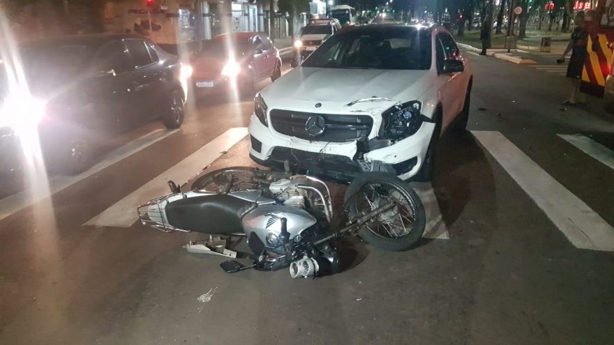 Mercedes e motocicleta se envolvem em acidente no Centro