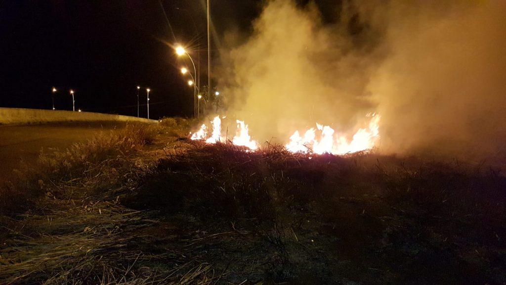 Incêndio em vegetação é registrado na marginal da BR-467