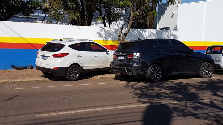 BMW X5 e Hyundai Ix35 se envolvem em colisão no Centro de Cascavel