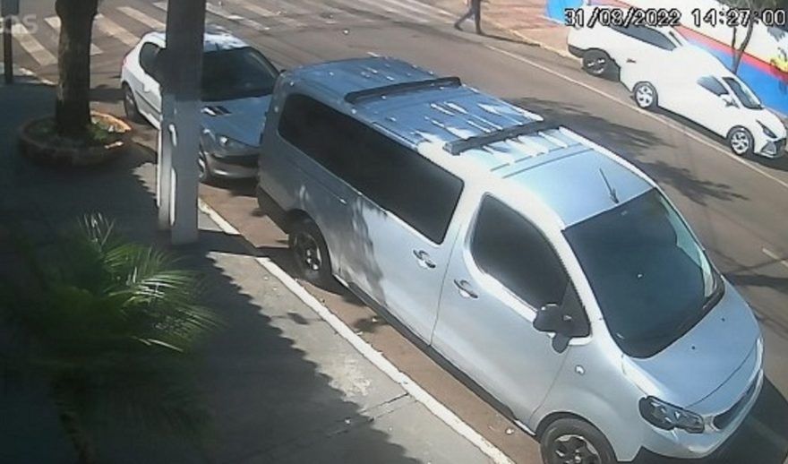 Câmera registra o momento em que IX35 colide contra uma árvore