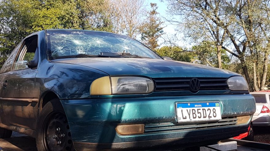 Gol com alerta de furto é recuperado pela PM em estrada rural