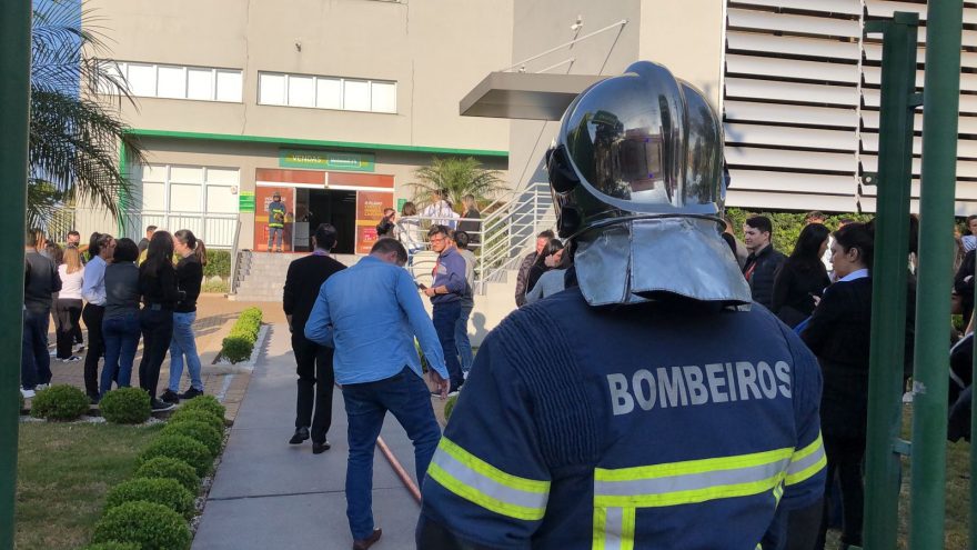 Simulação de incêndio é realizada no prédio da Unimed, no Centro