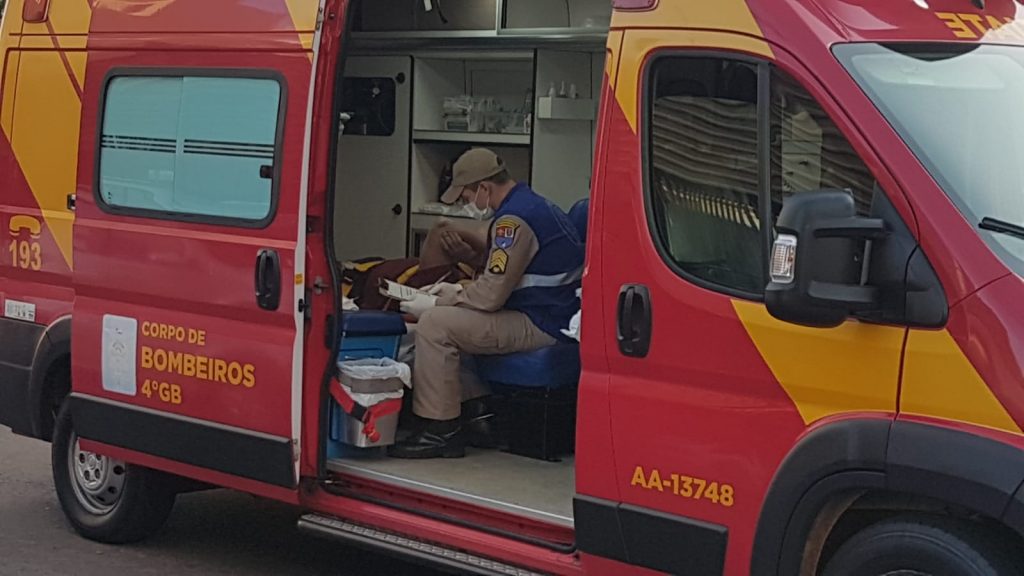 Motociclista fica ferido ao sofrer queda no Centro