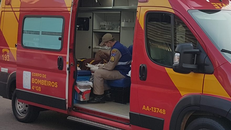 Motociclista fica ferido ao sofrer queda no Centro