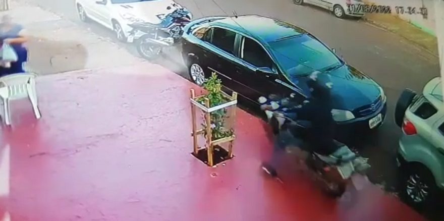 Veja o momento em que motocicleta envolvida no acidente no Bairro Floresta foge do local