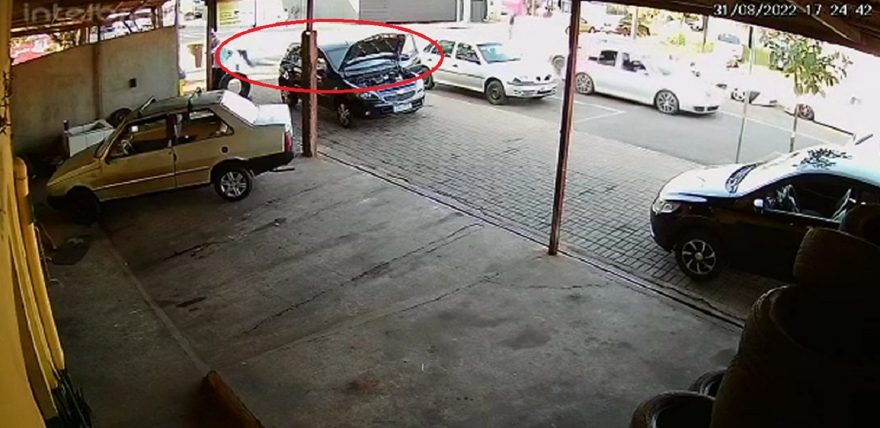 Câmera registra momento em que indivíduo furta celular no Bairro Floresta