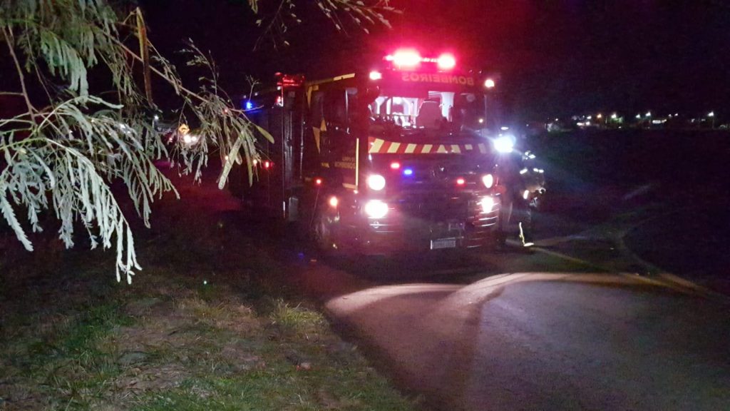 Militares do Corpo de Bombeiros combatem incêndio na marginal da BR-277
