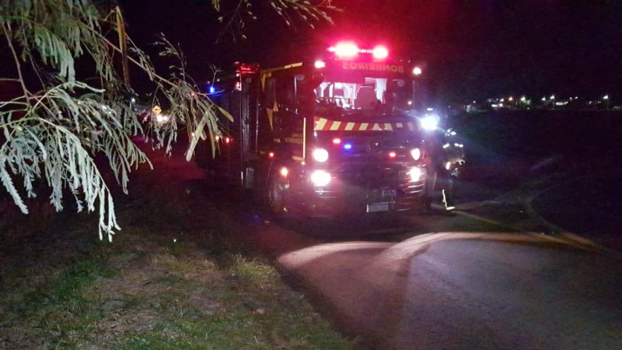 Militares do Corpo de Bombeiros combatem incêndio na marginal da BR-277