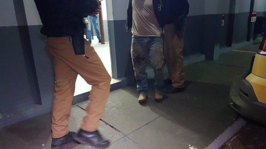 Condutor faz “zigue-zague” com caminhonete e é detido após colidir contra viatura da PM