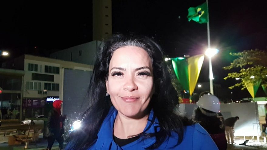 Obelisco de 8 metros de altura com experiência audiovisual é instalado no centro para semana da pátria