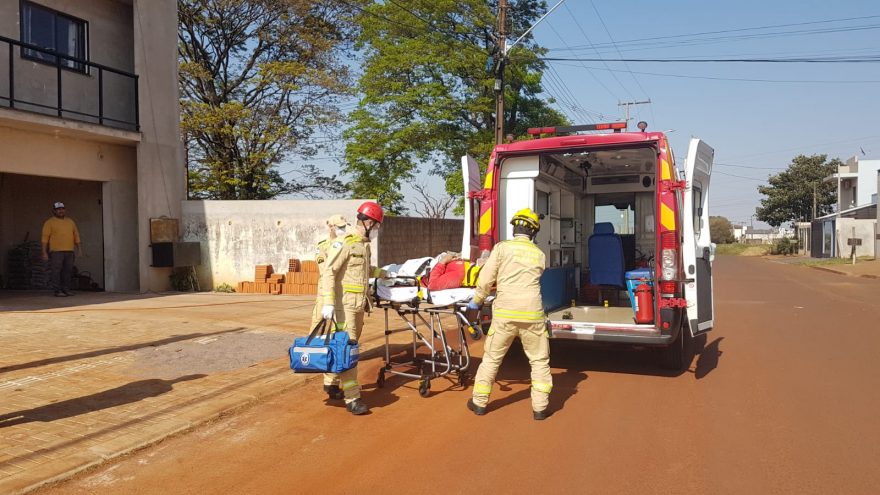 Trabalhador sobre queda de três metros em obra e precisa ser socorrido