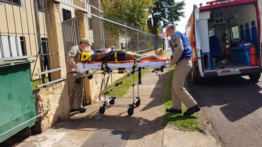 Mulher, de 52 anos, é socorrida após sofrer queda em residência no Coqueiral