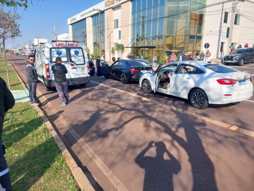 Cruze, BMW e Sandero se envolvem em colisão na Avenida Tancredo Neves