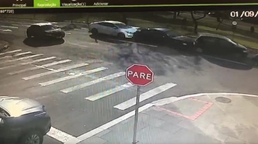 Veja o momento em que colisões traseiras aconteceram na Avenida Tancredo Neves