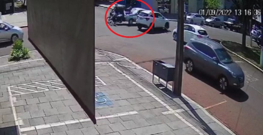 Câmera registra acidente entre carro e moto na Rua Paraná
