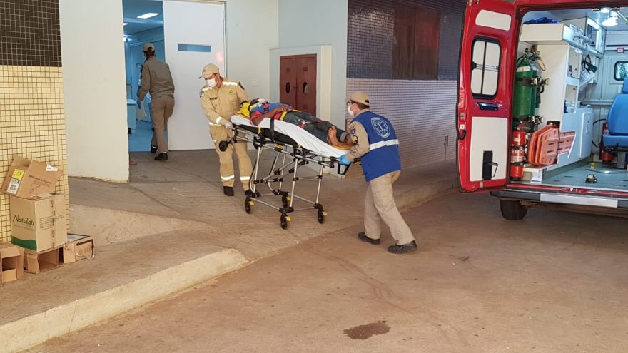 Homem é socorrido em estado grave após sofrer queda de telhado em São Salvador