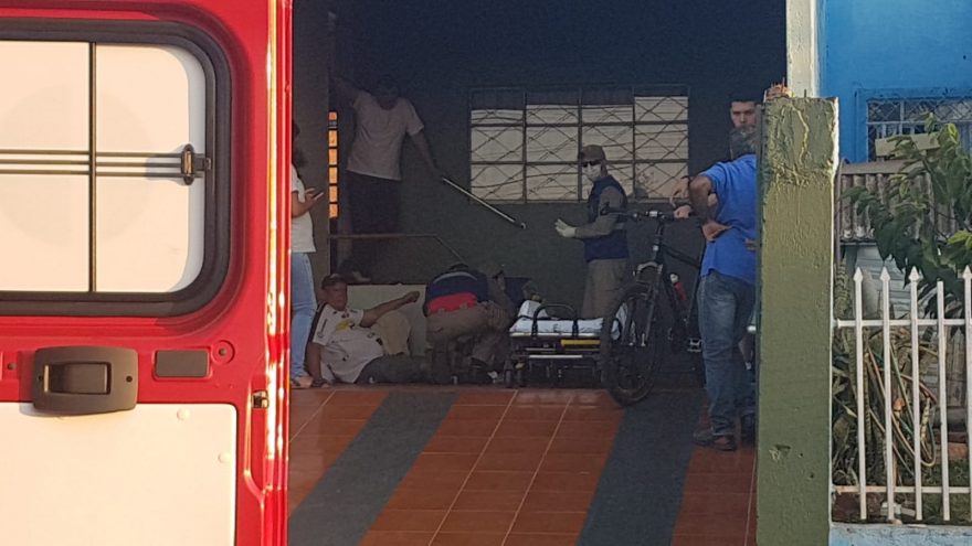 Homem cai de escada e precisa ser socorrido pelo Siate no Bairro Periolo