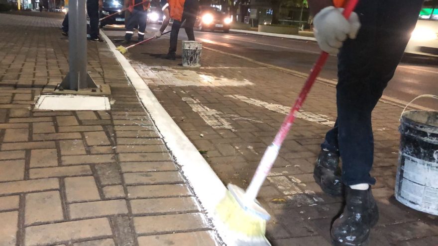 Equipes do Programa Cidade Limpa trabalham a noite pintando meio-fio da Av. Brasil