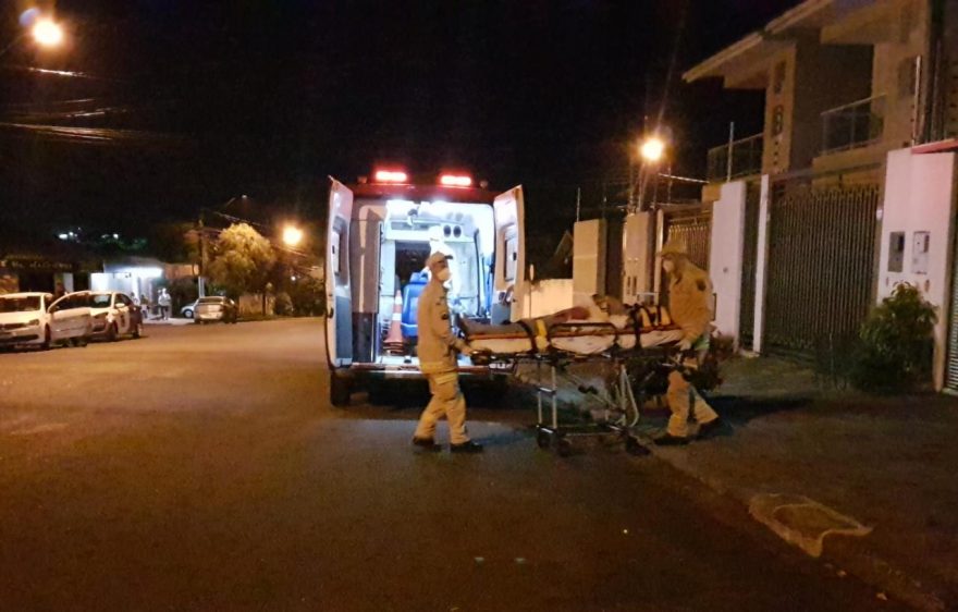 Idoso fratura punho ao cair de escada