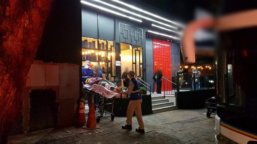 Jovem fica ferido ao cair do touro mecânico em casa noturna no centro