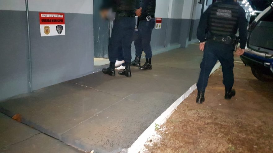Homem promove quebradeira em casa e ameaça companheira com faca, no Bairro Maria Luiza