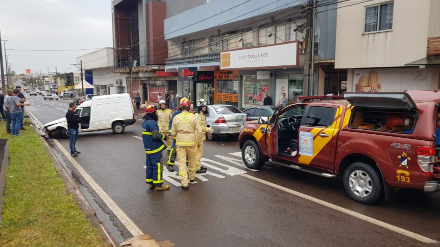 Colisão entre três veículos interdita a Avenida Carlos Gomes