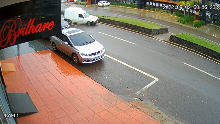 Vídeo mostra colisão entre três carros na Avenida Carlos Gomes, em Cascavel